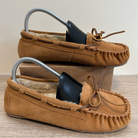 MinneTonka Women’s Cinnamon Cally Classic Moccasin | Size 7 - Picture 2 of 8